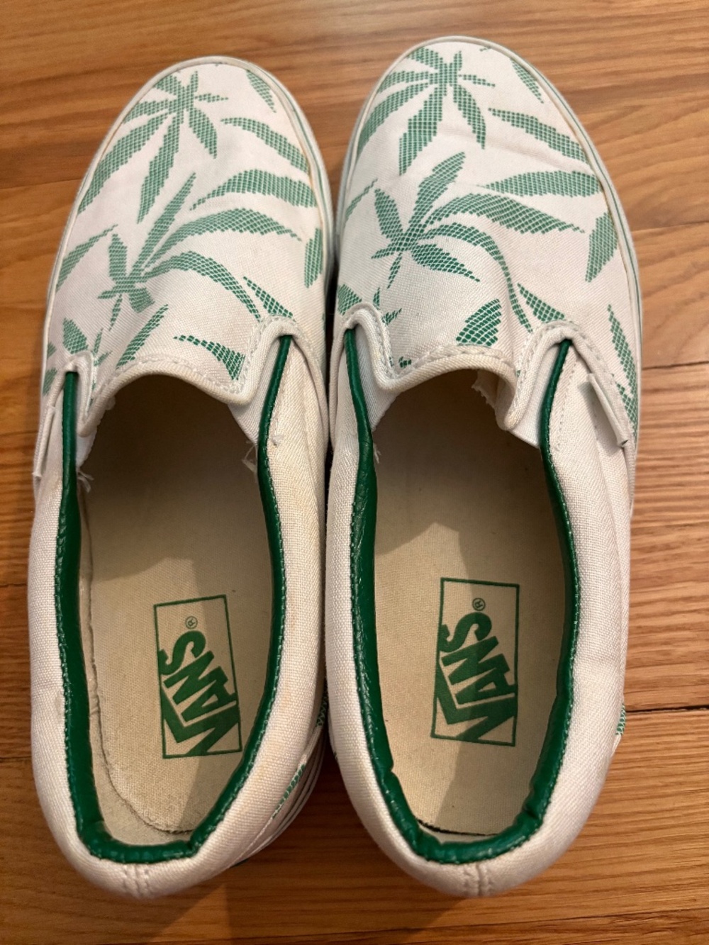 Vans classic slip-on pixel leaf